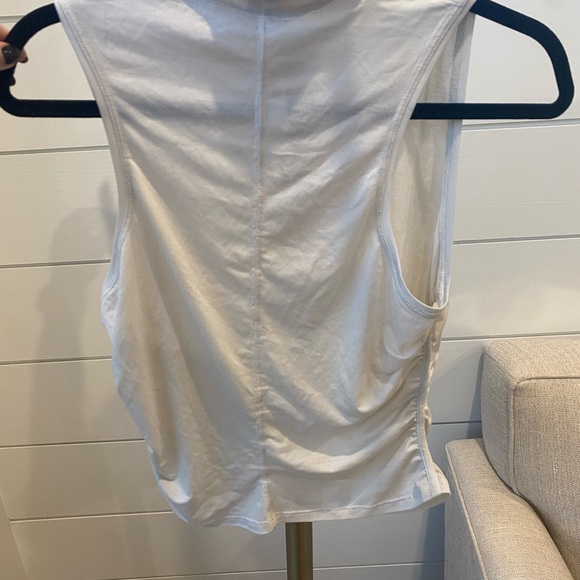 Lululemon see the horizon tank - Picture 4 of 6